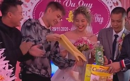 Clip cô dâu cười ngặt nghẽo trên sân khấu khi nhận quà cưới từ anh trai, dân mạng hài hước: "Ban đầu tưởng máy rửa bát cơ chứ"