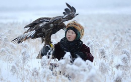 24h qua ảnh: Cậu bé mang đại bàng đi săn giữa tuyết trắng