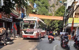 Lạng Sơn: Kinh hoàng xe ô tô mất phanh lao từ đèo xuống khu dân cư