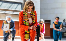 Mỹ: Điều đặc biệt về chiếc khăn nhiều màu sắc phe đảng Dân chủ đang quàng