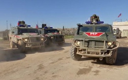 Xe quân sự Mỹ hung hăng truy đuổi 8 xe quân cảnh Nga ở Syria