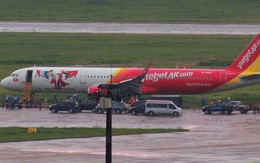 Khách nằm, ngồi la liệt ở Tân Sơn Nhất sau vụ máy bay Vietjet hạ cánh trượt đường băng