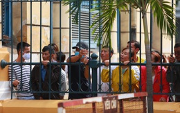 [Ảnh] Người dân chen chân, "bấu víu" ngoài hàng rào xem xét xử "đại gia" đeo vàng giả Phúc XO