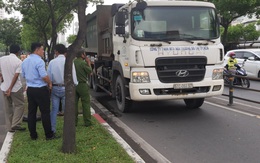 Chạy vào làn xe máy có biển cấm ô tô, xe chở rác cán chết người ở Sài Gòn