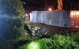 Xe container đè xe Limousine bẹp dúm ở Quảng Ninh khiến 3 người tử vong