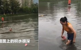Cô gái Trung Quốc điềm nhiên bơi qua con phố ngập vì sợ đi làm muộn