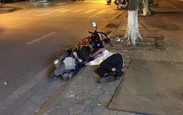 Đang đi đường, thanh niên áo trắng bỗng bỏ xe máy rồi lên vìa hè nằm... ngủ