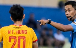 Tuyển thủ U23 Việt Nam bị trọng tài chính dằn mặt cực gắt, dập tắt nóng giận trong tíc tắc