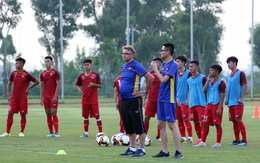Vì mục tiêu World Cup, gần nửa đêm "phù thủy trắng" Troussier vẫn đưa U19 Việt Nam ra sân tập