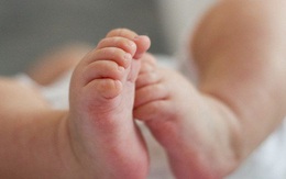 Bé sơ sinh chết tức tưởi vì hàng xóm đến thăm mắc Covid-19