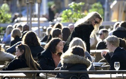 Chuyên gia hàng đầu Thụy Điển nói phong tỏa để chống COVID-19 là "điên", phản đối dùng khẩu trang