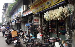 Chợ trời ở Hà Nội: Tấp nập mua bán, lấn chiếm lòng đường