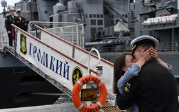 7 ngày qua ảnh: Thủy thủ Nga ôn hôn thắm thiết bạn gái trên bến cảng
