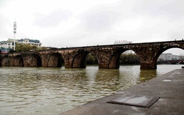 Hàng loạt cây cầu trăm tuổi của TQ đổ sập trong lũ, báo chí nói không chỉ do thiên tai