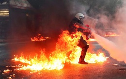 24h qua ảnh: Cảnh sát chống bạo động bốc cháy khi ngăn biểu tình ở Hi Lạp