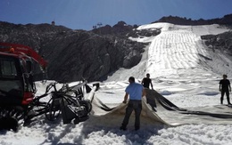 Italy "bọc" sông băng bằng vải để ngăn tan chảy