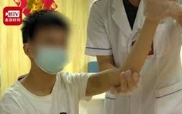 Một cậu bé đột quỵ và liệt cả cánh tay vì chơi game cả ngày trong đợt cách ly vì Covid-19