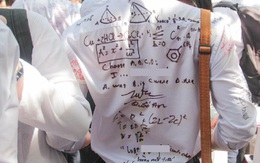 Viết lưu bút lên áo xưa rồi, phải viết cả công thức hoá học, toán học, bài trắc nghiệm tiếng Anh mới chất!