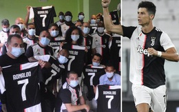 Ronaldo tặng áo đấu có chữ ký cho các bác sĩ Cuba chống Covid-19 ở Ý