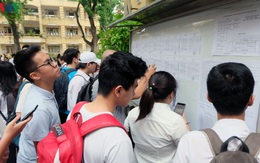 Gần 12h đêm, học sinh Hà Nội bỗng nhận được thông báo đổi địa điểm thi chuyên