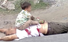 Dư luận dậy sóng vì bức ảnh bé 3 tuổi ngồi trên thi thể ông ở Kashmir