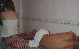 Hai nhân viên massage bán dâm cho khách tại phòng VIP