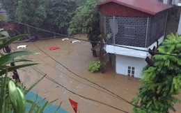 Mưa lớn trong đêm khiến hàng loạt ô tô đỗ ngoài đường bị nước ngập tới nóc ở Hà Giang