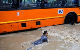 24h qua ảnh: Cô gái chơi đùa trên đường phố ngập lụt
