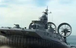 Video: Xem “quái vật biển” lớp Zubr của Nga rẽ sóng cập bờ đầy uy lực