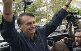 Tổng thống Brazil lại bị chỉ trích vì vừa khỏi Covid-19 đã không đeo khẩu trang