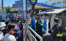 [Ảnh] Bệnh nhân chạy thận xếp hàng chờ đến lượt vào "tâm dịch Covid-19"