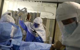 Nằm viện 2 tháng vì Covid-19 và cơ hội sống sót chỉ 1%, nam bệnh nhân hồi phục trở về nhưng mất hết 10 ngón tay