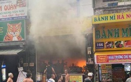 Giải cứu 7 người kẹt trong ‘biển lửa’ ở trung tâm Sài Gòn