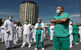 Các kỷ lục buồn về Covid-19 trên thế giới liên tiếp bị phá vỡ