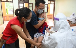 Cận cảnh điểm làm xét nghiệm nhanh Covid-19 cho người về từ Đà Nẵng ở Hà Nội