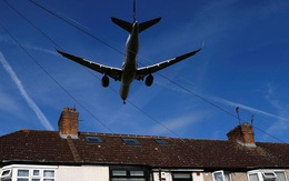 24h qua ảnh: Máy bay khổng lồ lướt qua mái nhà dân khi hạ cánh