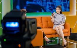 Hoa hậu Phan Hoàng Thu mặc gợi cảm khi xuất hiện trên truyền hình