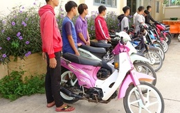 Vây bắt 16 “quái xế” trước cổng trường học