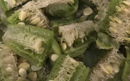 Cô gái luộc mướp cho chồng ăn nhưng cư dân mạng đều khuyên mang đi... chà nồi, có người lại khen 'nhai cái này sạch răng phải biết'