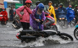 [ẢNH] Nước chảy xiết kéo nhiều xe máy đổ nhào giữa phố Sài Gòn, người dân dắt bộ cho an toàn