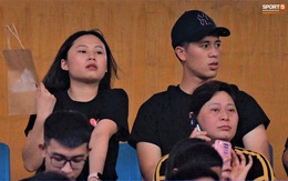 Đình Trọng cùng bạn gái đến sân Hàng Đẫy cổ vũ trận Hà Nội gặp Viettel, Duy Mạnh có hành động chăm sóc đặc biệt với em nhỏ