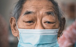 Tiệm cắt tóc hoạt động suốt 3 thập kỉ đóng cửa vĩnh viễn vì Covid-19, hình ảnh người thợ già lầm lũi ngày cuối cùng khiến nhiều người rơi nước mắt