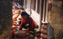 Suốt ngày lấm lem nhào đất, tạo ra loại nồi kho cá, nấu cơm cực đỉnh