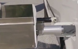 Robot đổ xăng tự động