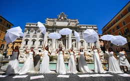 24h qua ảnh: Các cô dâu mặc váy cưới biểu tình vì đám cưới bị hoãn do dịch COVID-19