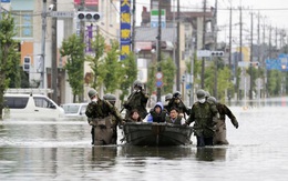 Mưa lũ không dứt, hàng nghìn ngôi nhà ở Nhật Bản chìm trong nước