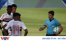 10 cầu thủ mắc Covid-19 trên sân khiến trận đấu ở Brazil bị hoãn khẩn cấp
