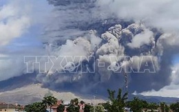 Núi lửa Sinabung ở Indonesia phun trào khói bụi cao 5 km