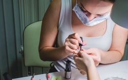 Người phụ nữ biết mình nhiễm Covid-19 nhưng vẫn cố đi làm nail, lúc về mới nhắn tin nhắc chủ tiệm tự cách ly