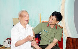 Tri ân, thăm hỏi nguyên lãnh đạo Công an tỉnh Hòa Bình